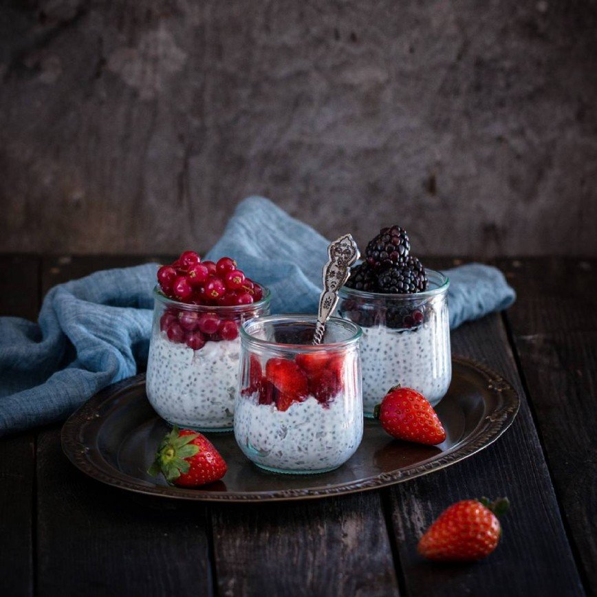 Натуральный йогурт с чиа и ягодами для завтрака
